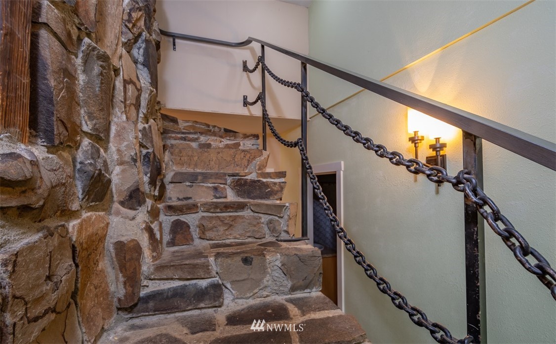 186 Leudinghaus Road Chehalis, WA 98532 - Photo 5 of 25 a view of stairs