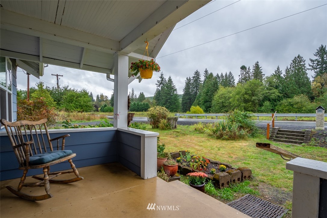 186 Leudinghaus Road Chehalis, WA 98532 - Photo 6 of 25 a view of a chair and tables in the patio
