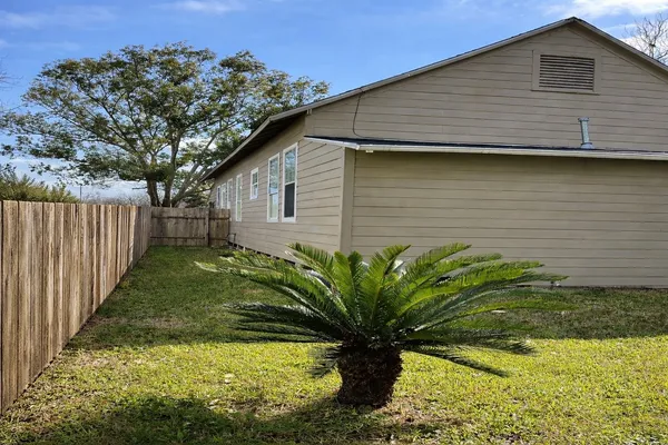 $1,600 | 504 Green Street, Baytown, TX 77520