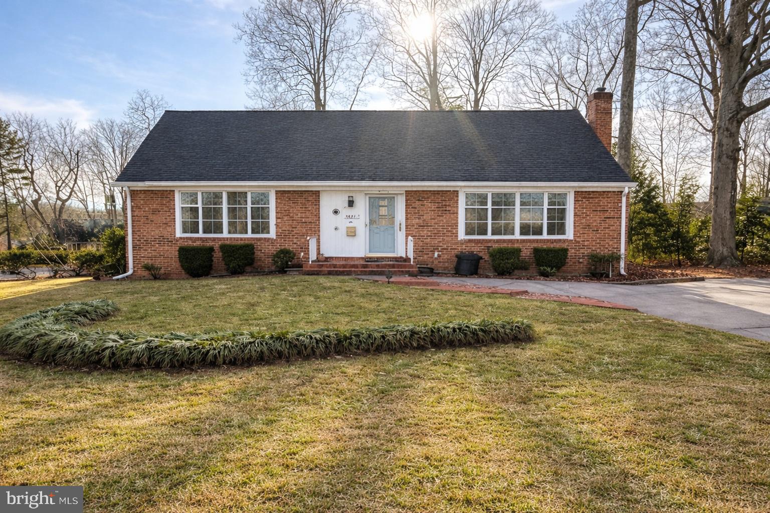 8621 Kenilworth Drive Springfield, VA 22151 - Photo 2 of 21 a front view of a house with a yard