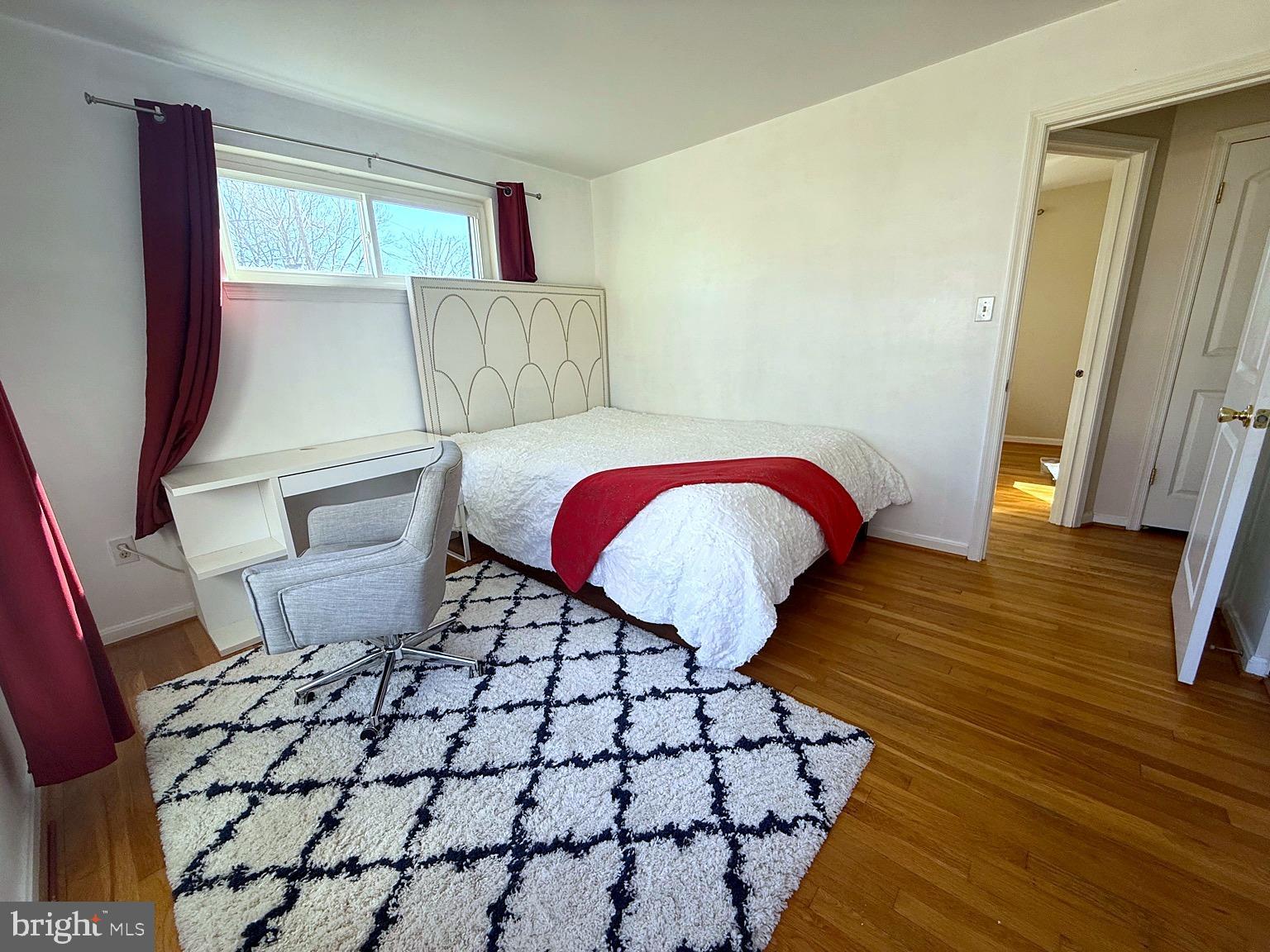 8621 Kenilworth Drive Springfield, VA 22151 - Photo 9 of 21 a living room with a rug