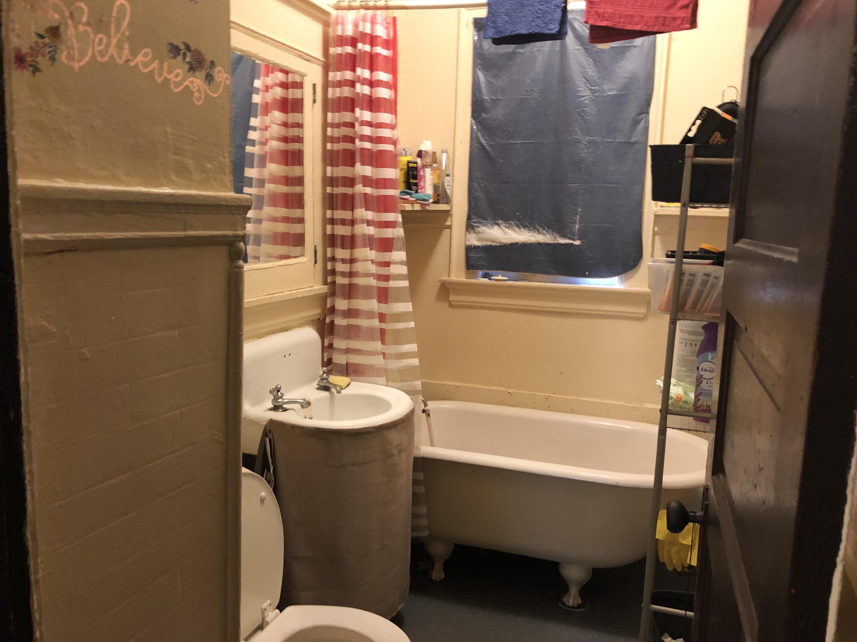 2014 North 35th Street, Unit 2016 Milwaukee, WI 53208 - Photo 13 of 15 UPPER BATH