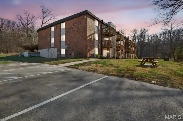 $95,000 | 2844 Blackforest Drive, Unit C, St. Louis, MO 63129