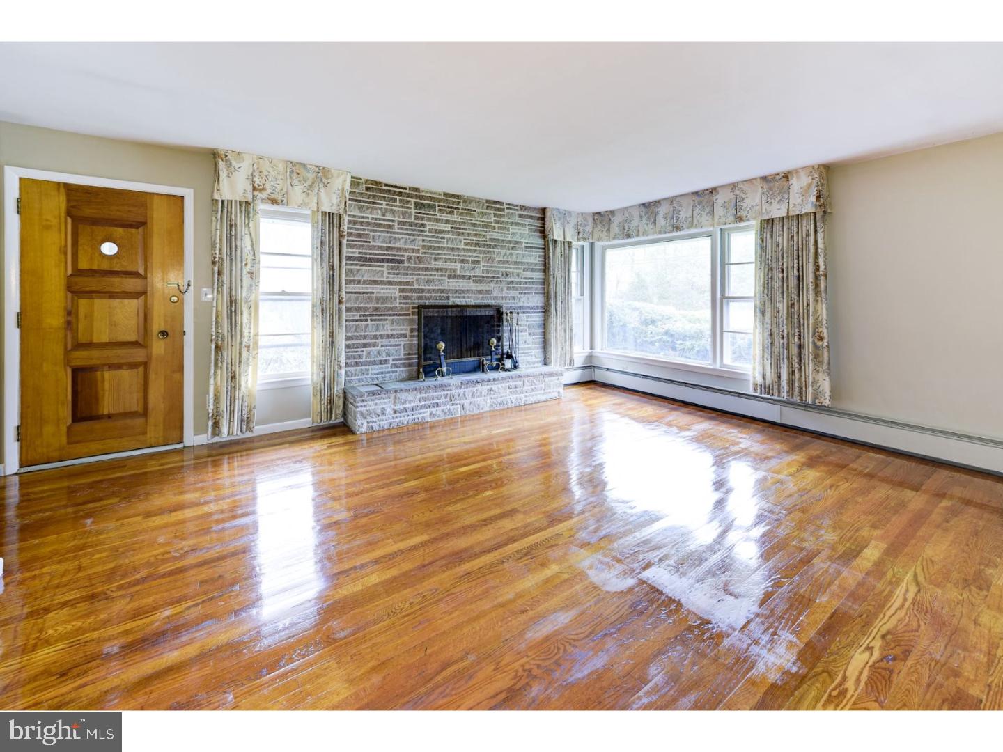 473 Fries Mill Road Franklinville, NJ 08322 - Photo 5 of 22 Living Room