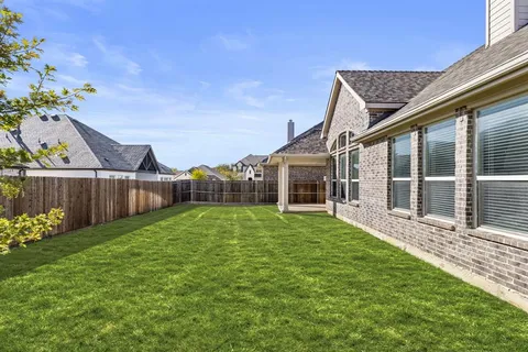 a view of a house with backyard and porch