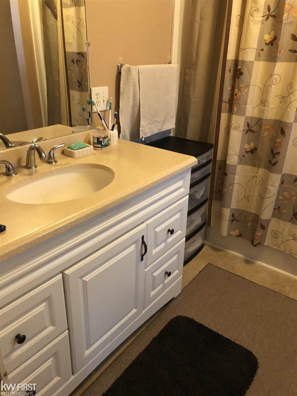 5469 West Carpenter Road Flint, MI 48504 - Photo 9 of 15 31373228-8.JPG