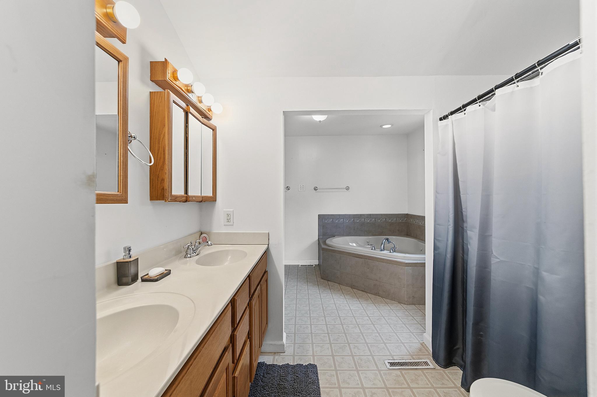 307 Hialeah Drive Cherry Hill, NJ 08002 - Photo 22 of 34 a bathroom with a tub sink and mirror
