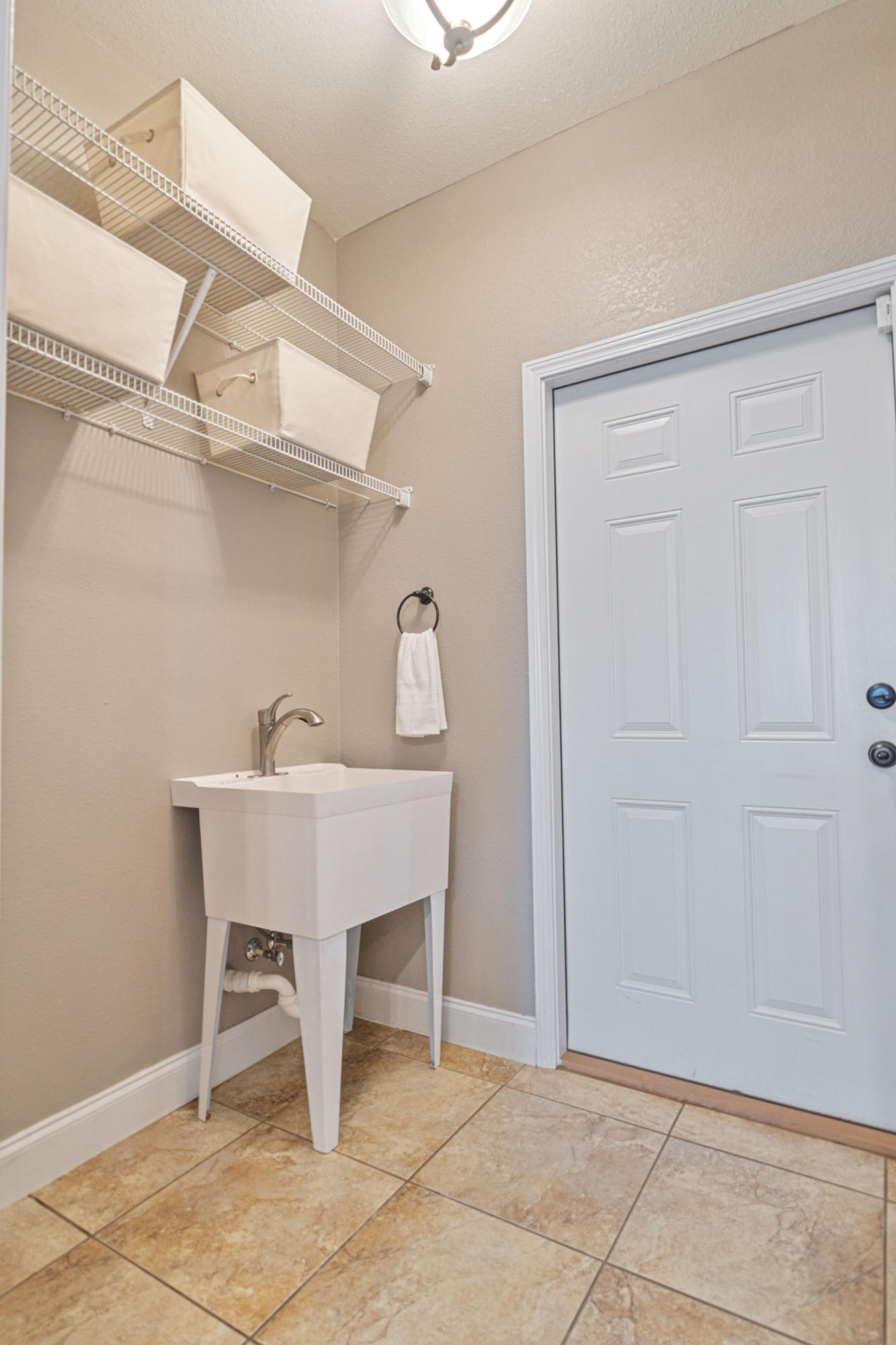 4650 Hermosa Road Crestview, FL 32539 - Photo 14 of 32 a view of a room with shelves