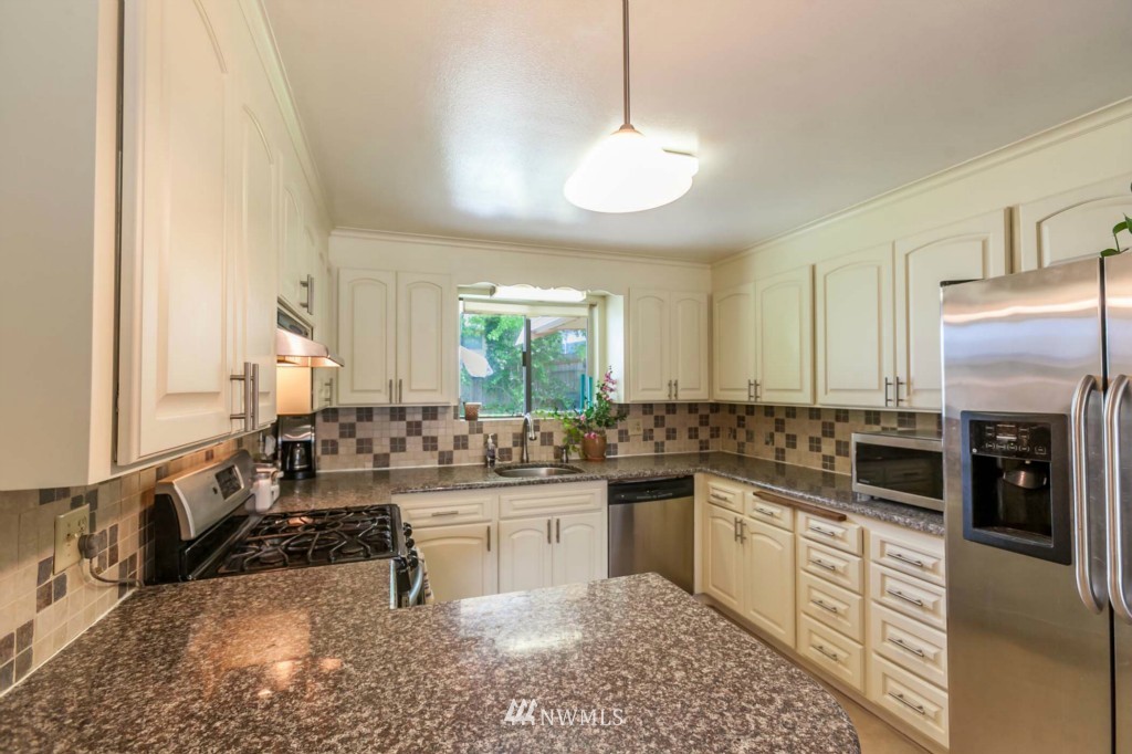 5133 West Highland Road Everett, WA 98203 - Photo 3 of 15