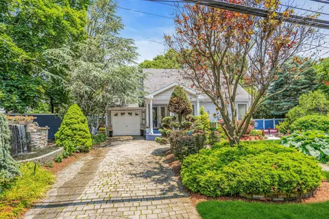 $699,000 | 20 Wiltshire Drive, Commack, NY 11725