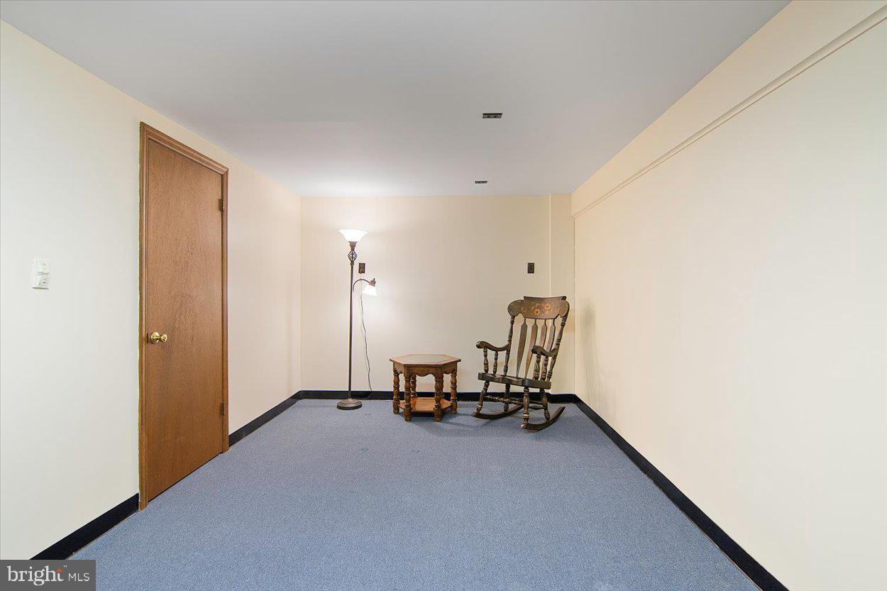 10 Elizabeth Court Edison, NJ 08817 - Photo 26 of 38 a view of a room with a window