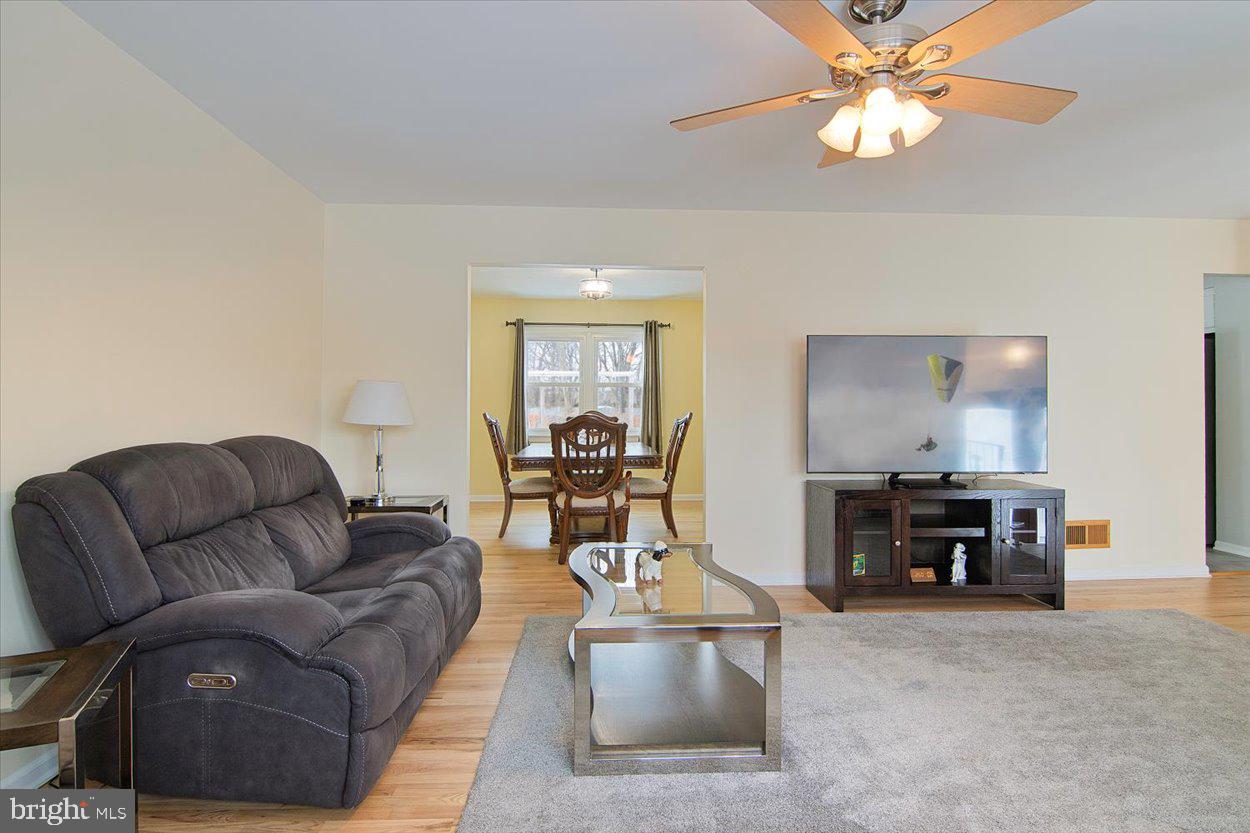 10 Elizabeth Court Edison, NJ 08817 - Photo 5 of 38 a living room with furniture