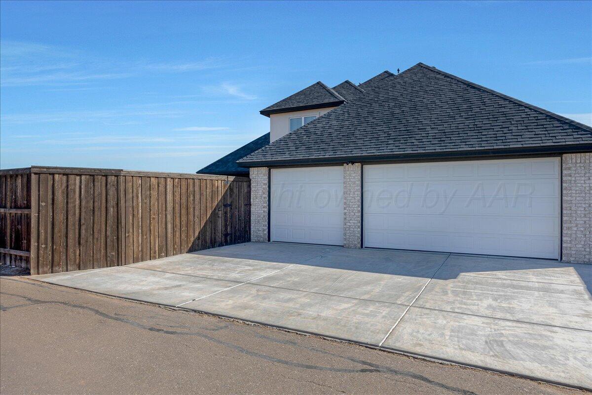 5504 Wesley Drive Amarillo, TX 79119 - Photo 8 of 33 3 Car Garage