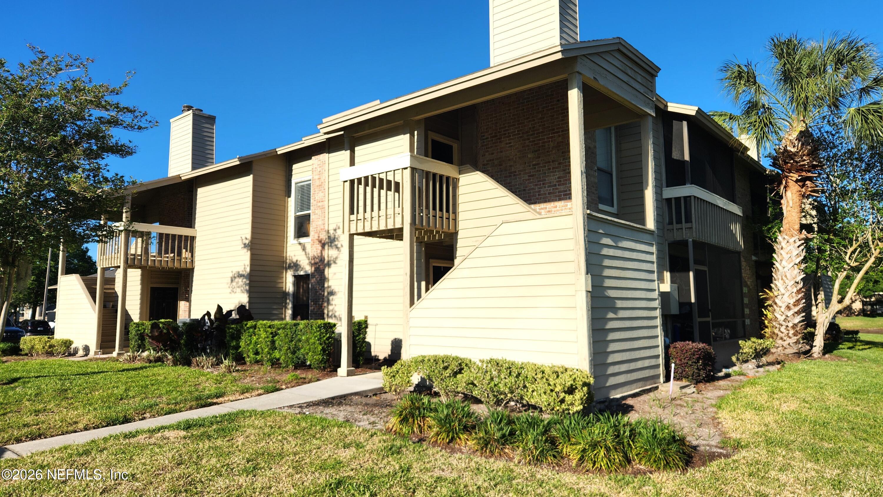 a view of a house with yard and plants