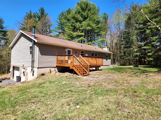 a view of a house with backyard and sitting area