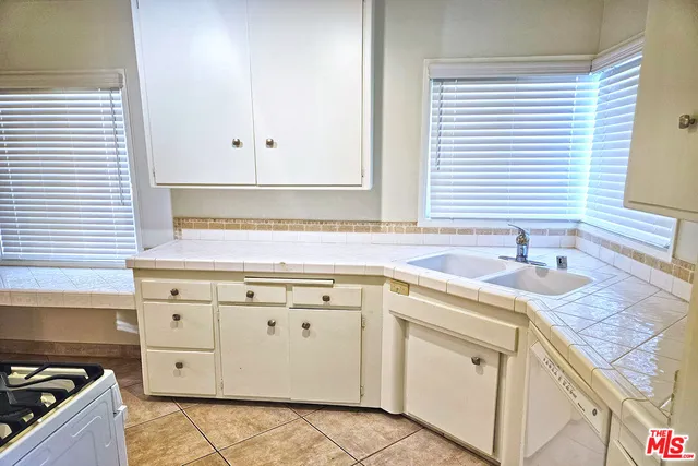 $3,750 | 9966 Glencrest Circle, Burbank, CA 91504