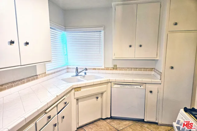 $3,750 | 9966 Glencrest Circle, Burbank, CA 91504