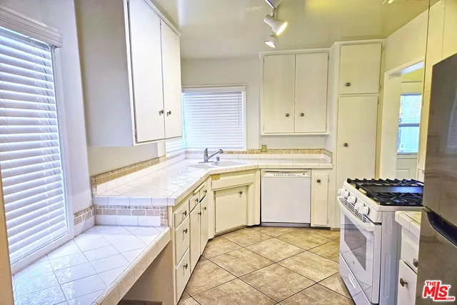 $3,750 | 9966 Glencrest Circle, Burbank, CA 91504