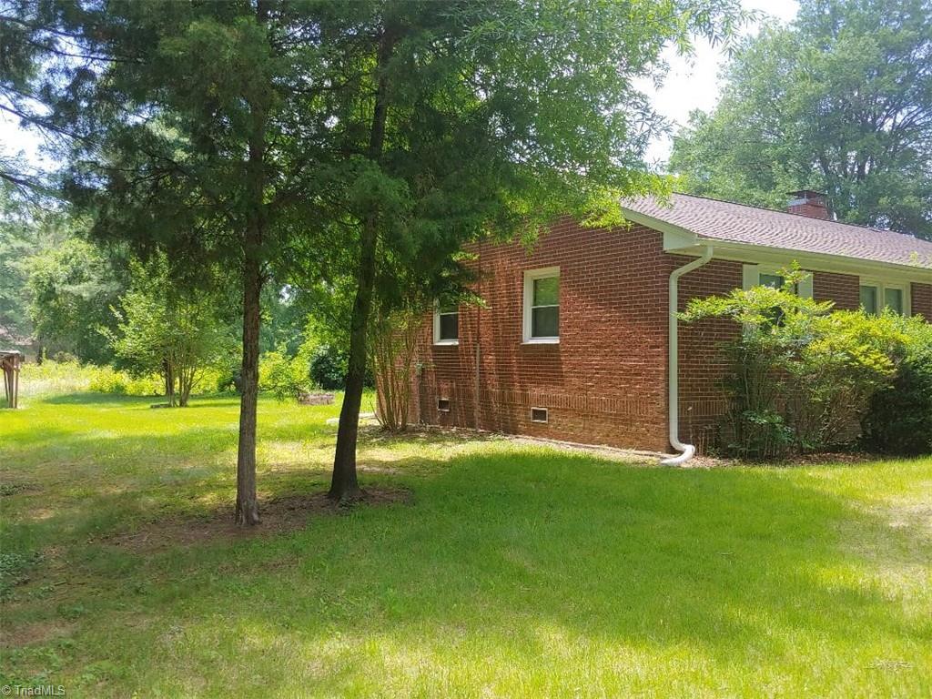 121 Cardinal Road Madison, NC 27025 - Photo 2 of 18 Left Side