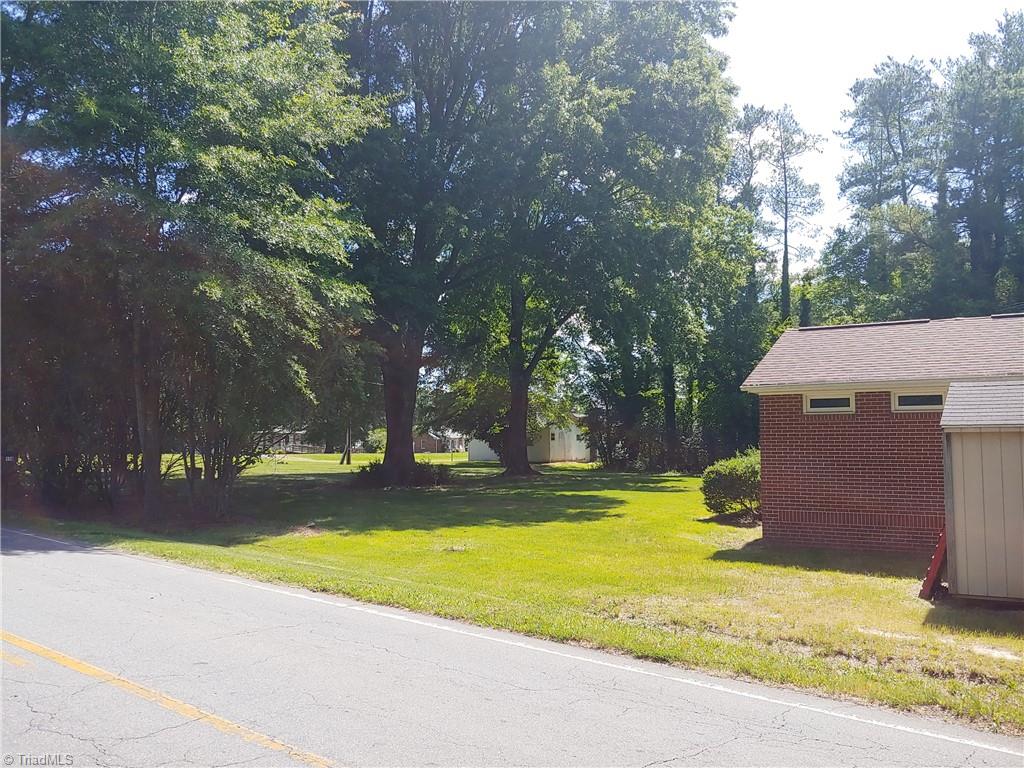 121 Cardinal Road Madison, NC 27025 - Photo 6 of 18 Right Side