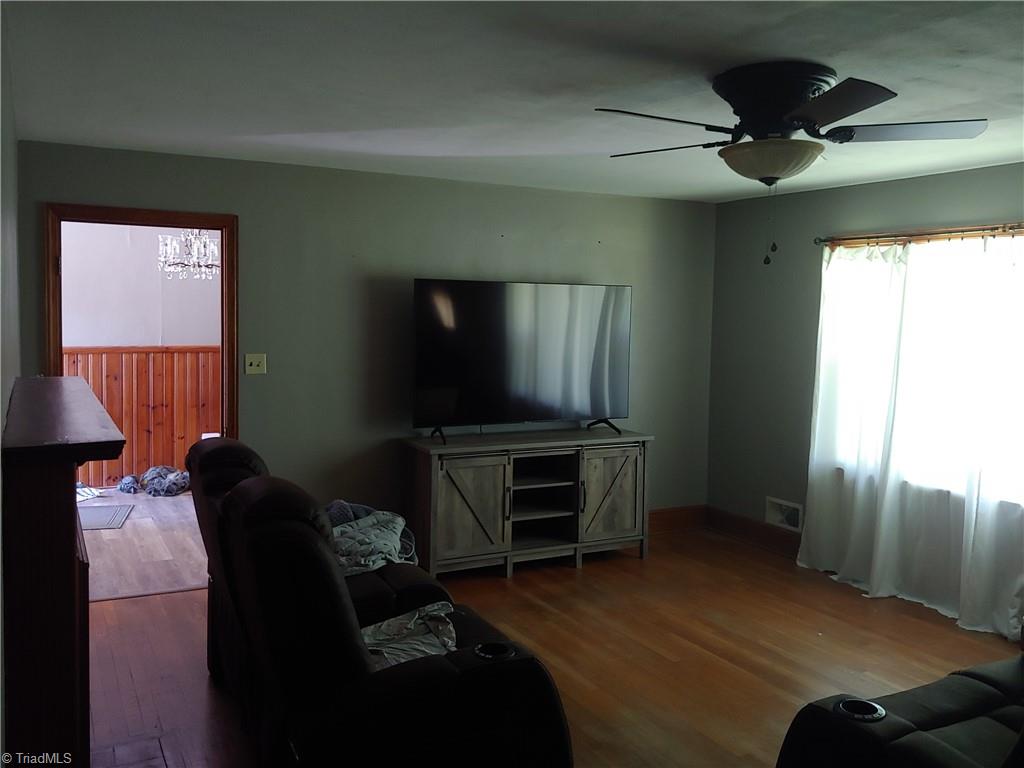 121 Cardinal Road Madison, NC 27025 - Photo 10 of 18 Living Rm