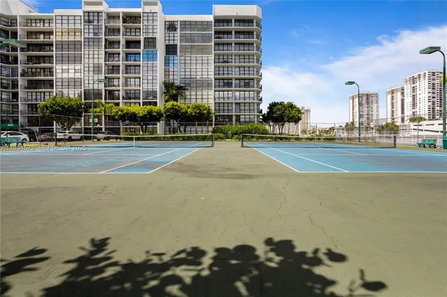 $2,800 | 1000 Parkview Drive, Unit 723, Hallandale Beach, FL 33009