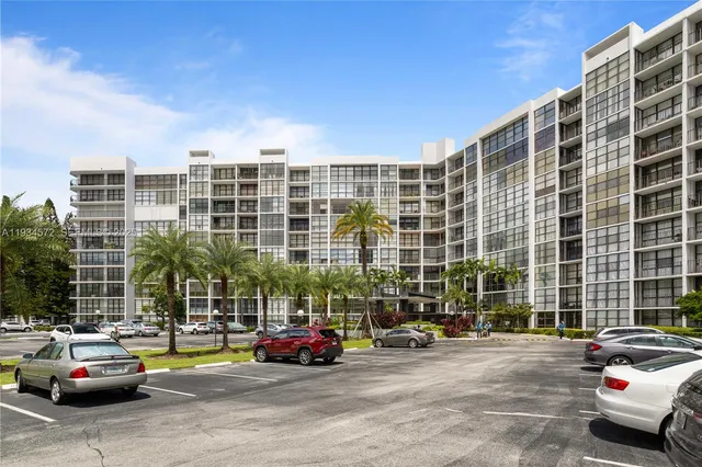 $2,800 | 1000 Parkview Drive, Unit 723, Hallandale Beach, FL 33009