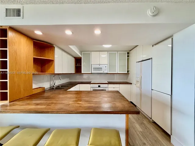 $2,800 | 1000 Parkview Drive, Unit 723, Hallandale Beach, FL 33009