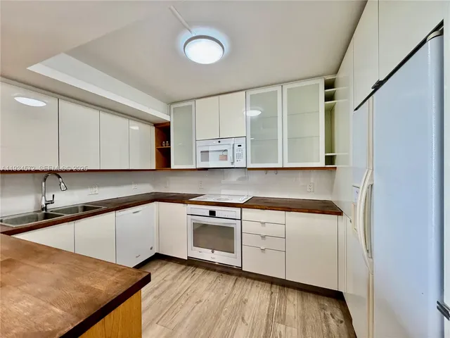 $2,800 | 1000 Parkview Drive, Unit 723, Hallandale Beach, FL 33009