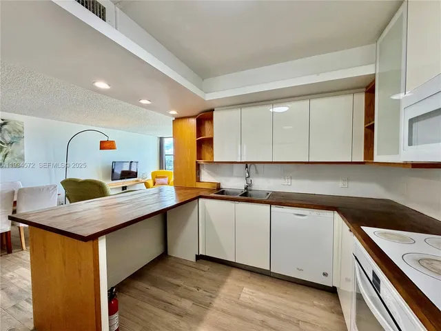 $2,800 | 1000 Parkview Drive, Unit 723, Hallandale Beach, FL 33009