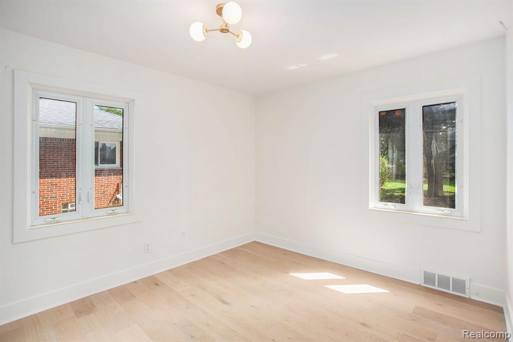 31100 West Rutland Street Beverly Hills, MI 48025 - Photo 15 of 28