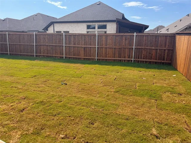 a view of a backyard