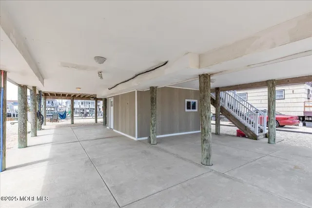 a picture of a black and white photo