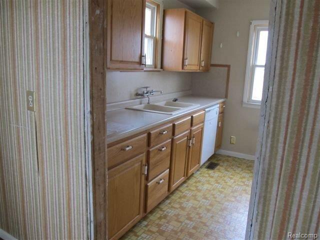 17828 Reno Street Riverview, MI 48193 - Photo 17 of 25 264-086206 kitchen.JPG