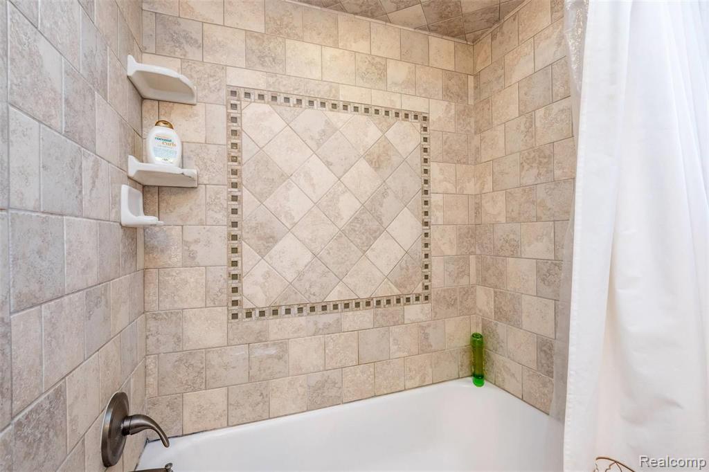 695 Lake Forest Road Rochester Hills, MI 48309 - Photo 38 of 47