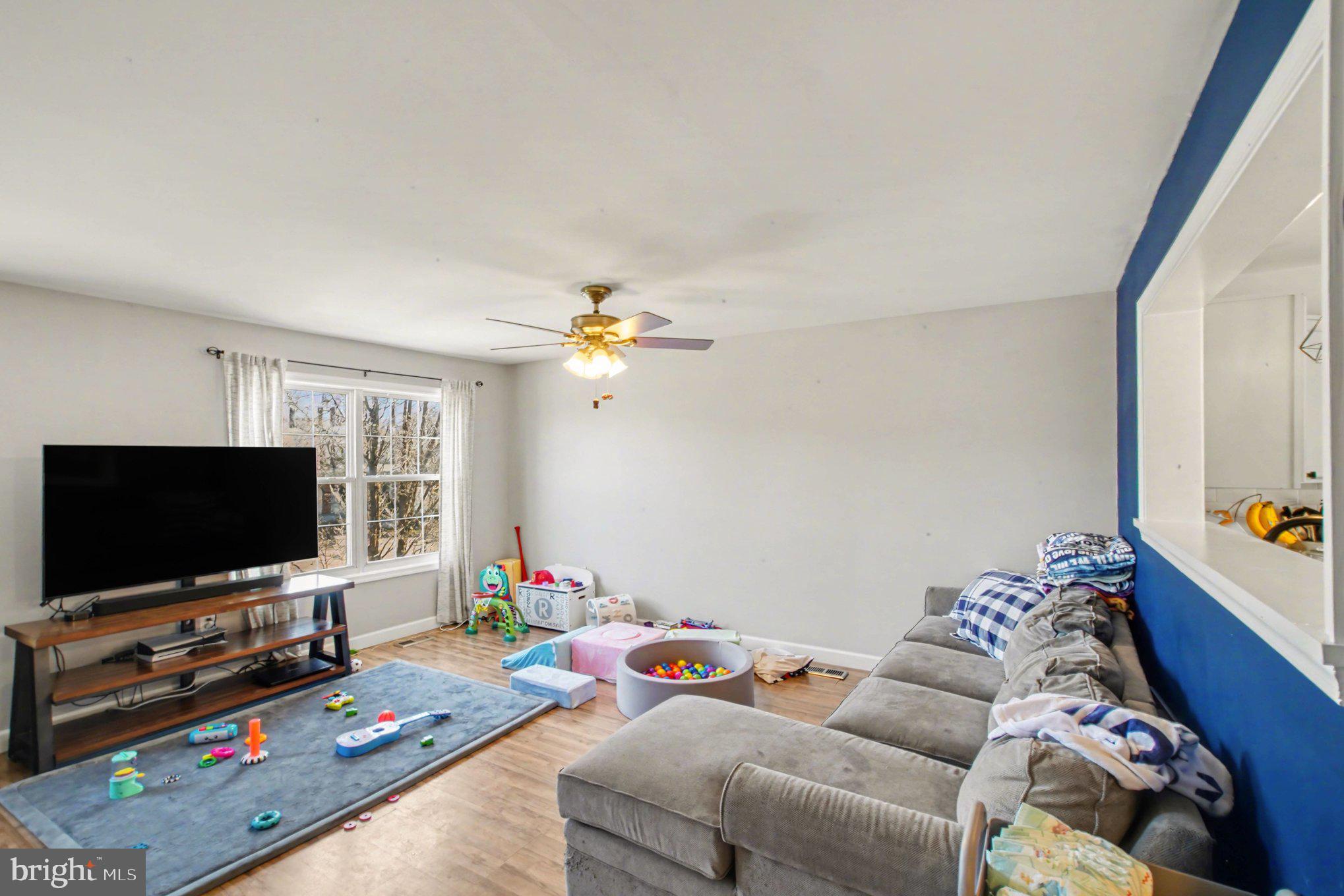 46 Morton Ridge Warrenton, VA 20186 - Photo 4 of 40 a living room with furniture and a flat screen tv
