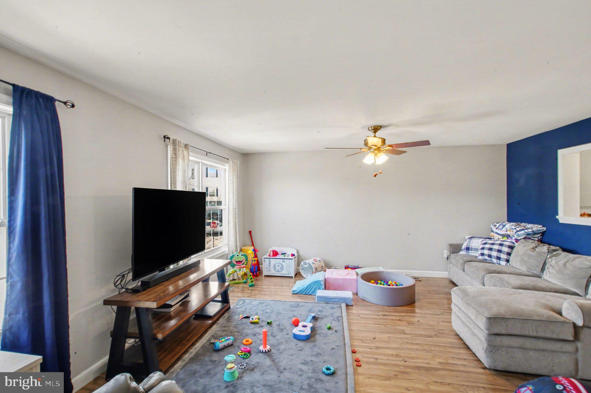 46 Morton Ridge Warrenton, VA 20186 - Photo 6 of 40 a living room with furniture and a flat screen tv