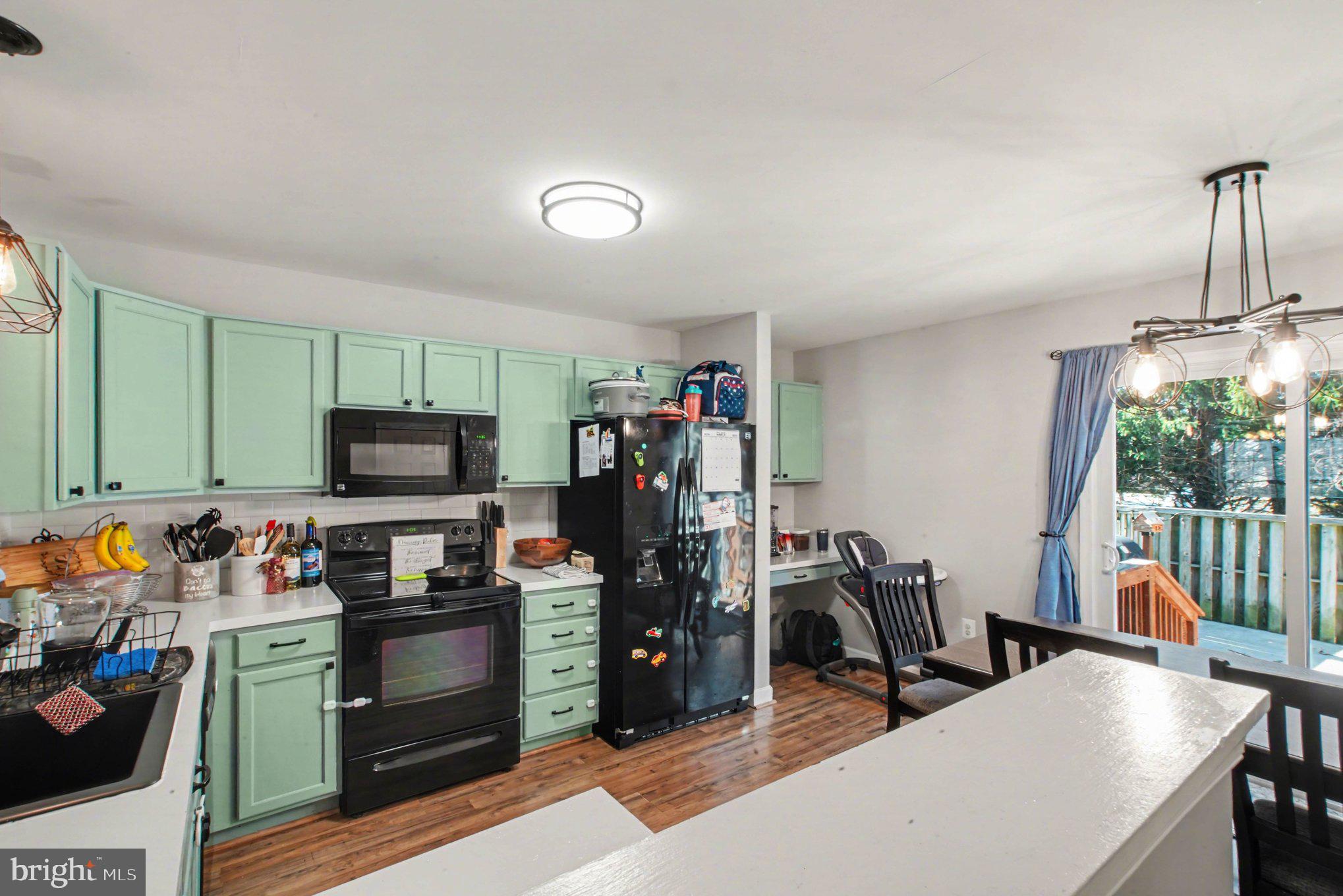 46 Morton Ridge Warrenton, VA 20186 - Photo 9 of 40 a room with furniture a flat screen tv and a window