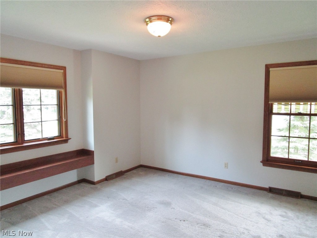 4024 Stoney Ridge Road Avon, OH 44011 - Photo 21 of 35 Spacious 3rd Bedroom with large closet and window seat