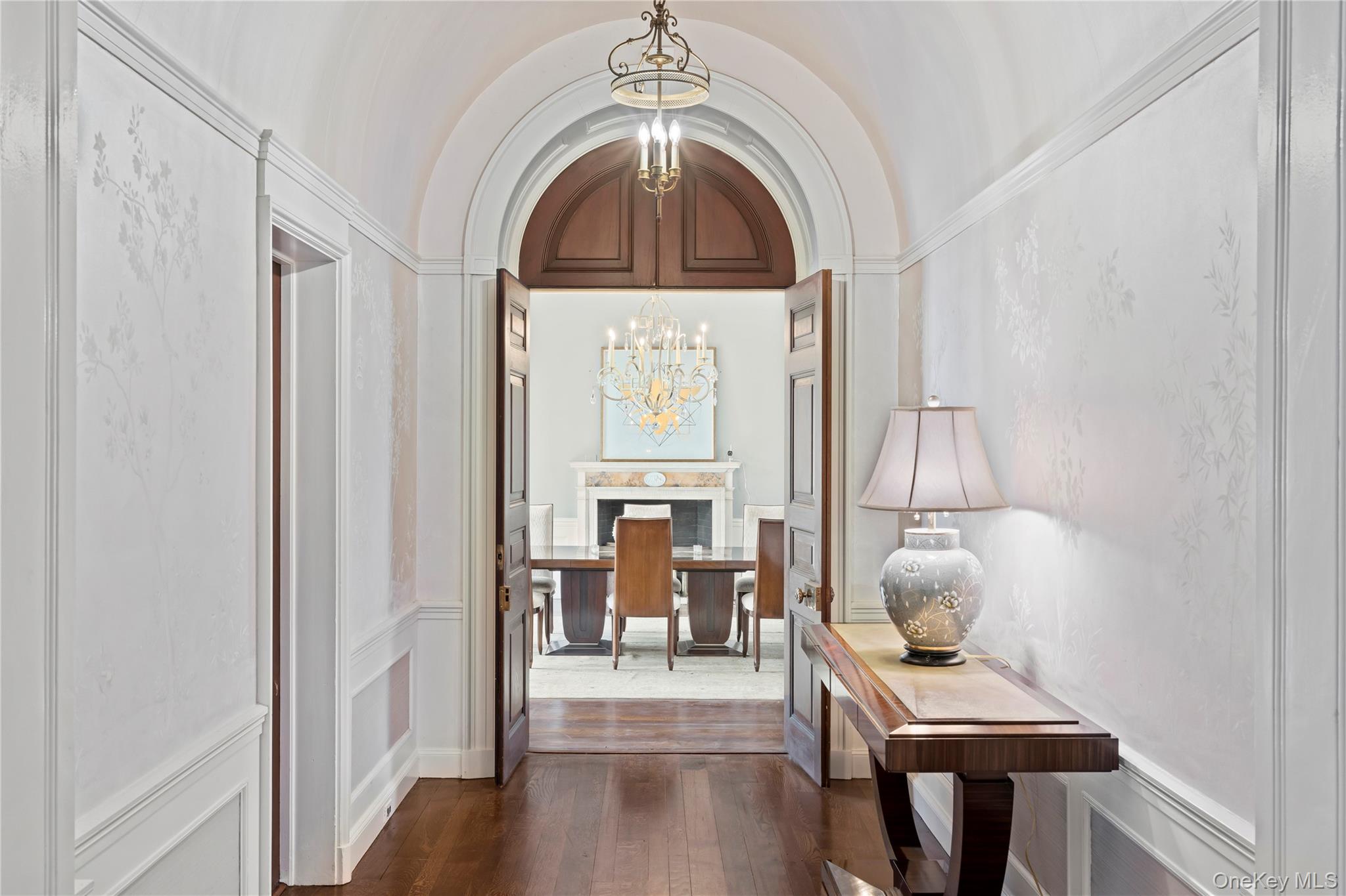 393 Oyster Bay Road Mill Neck, NY 11765 - Photo 13 of 38 Hallway