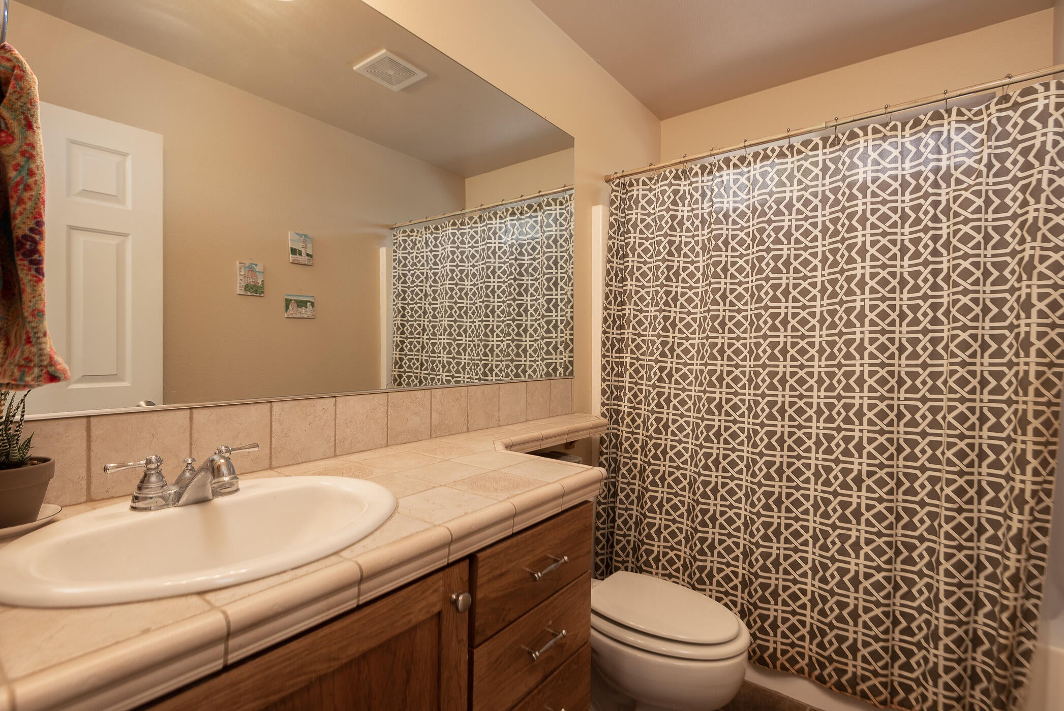 19432 Blue Lake Loop Bend, OR 97702 - Photo 18 of 34 Full bath shared between the two upstairs bedrooms.