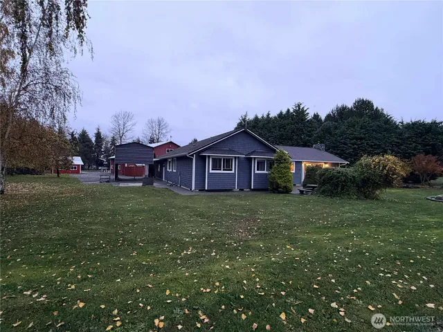 a view of a house with a yard