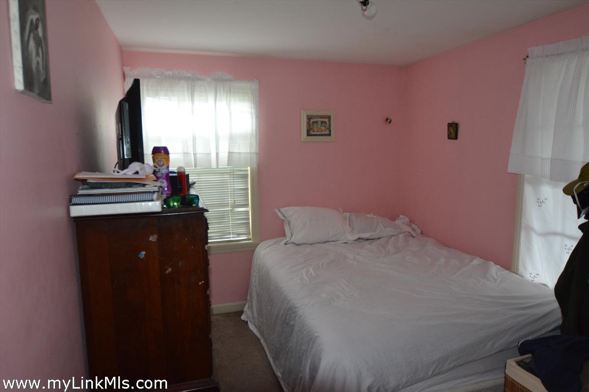 11 Waydale Road Nantucket, MA 02554 - Photo 19 of 24 FIRST FLOOR APARTMENT: Typical first floor bedroom.