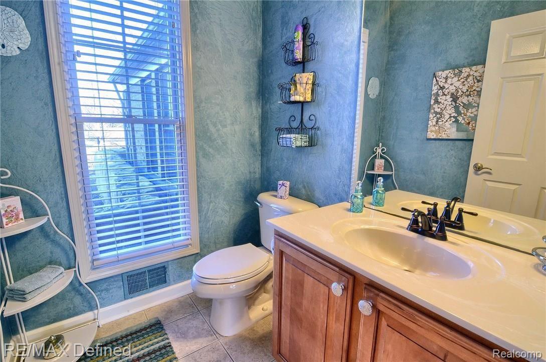 2447 Selkirk Street Rochester, MI 48306 - Photo 18 of 49 Bathroom.jpg
