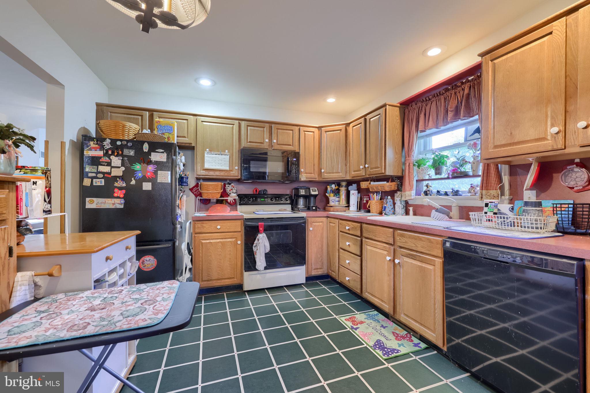 17 Georgetown Court Mountville, PA 17554 - Photo 10 of 32 Warm and inviting kitchen space.