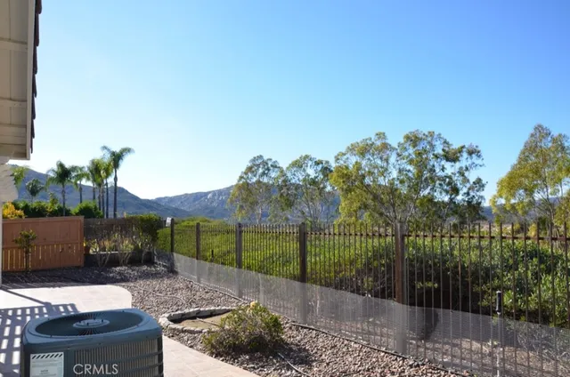 a view of a backyard