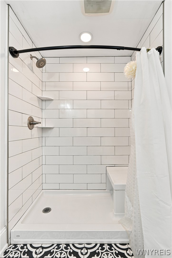 39 Delwood Road Tonawanda, NY 14217 - Photo 35 of 50 Shower with built in bench seat