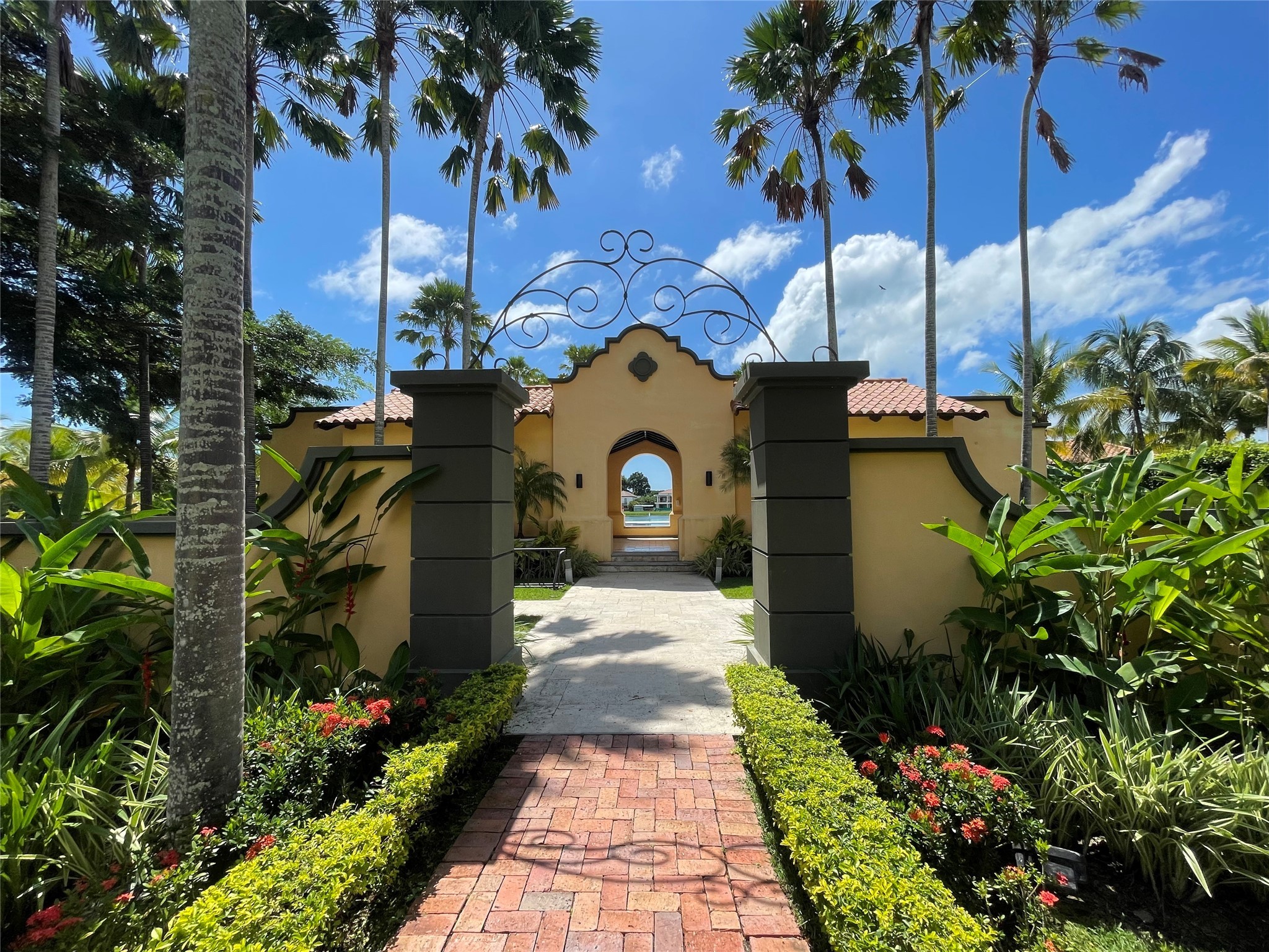 8 Riverside Buenaventura, Unit 8 Riverside, CA 92501 - Photo 33 of 34 a front view of a house with a yard