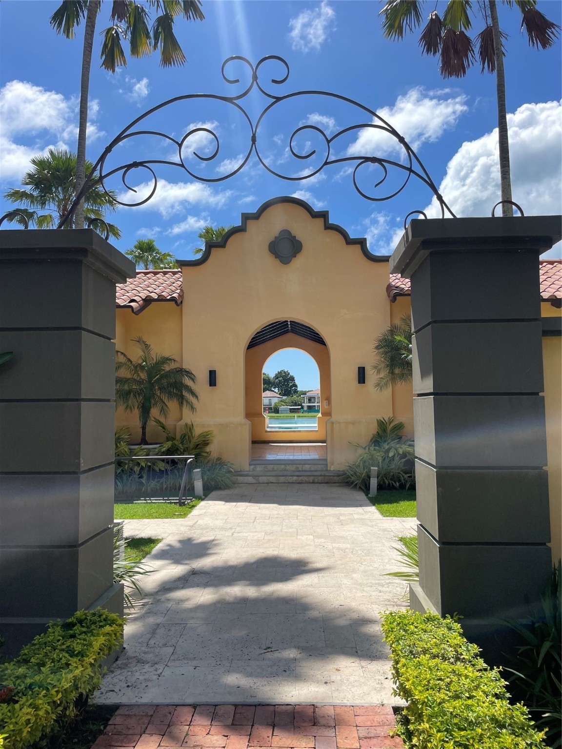 8 Riverside Buenaventura, Unit 8 Riverside, CA 92501 - Photo 34 of 34 a bathroom with a sink and a bathtub