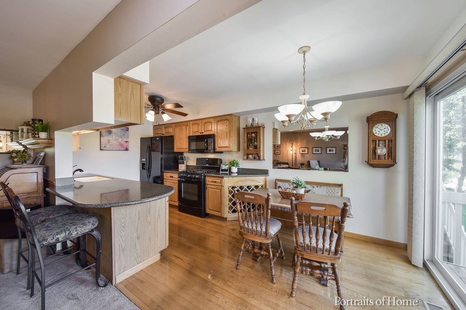 75 St Croix Court Aurora, IL 60504 - Photo 6 of 20 a living room with dining table and chairs